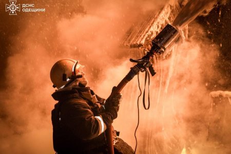 Одеса після обстрілу: пожежники ліквідовують наслідки (фото)