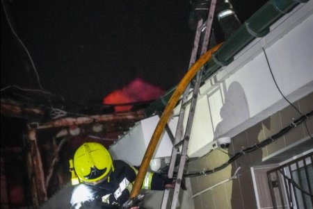 Одеса після обстрілу: пожежники ліквідовують наслідки (фото)