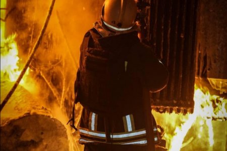 Одеса після обстрілу: пожежники ліквідовують наслідки (фото)