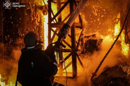 Одеса після обстрілу: пожежники ліквідовують наслідки (фото)