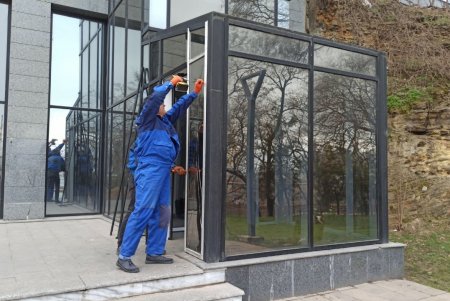 Невідомі вандали пошкодили скло панорамного ліфта на Приморському бульварі (фото)