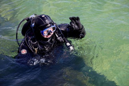 В Одесі водолази обстежують морське дно на пляжах міста (фото, відео)