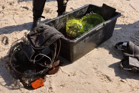 В Одесі водолази обстежують морське дно на пляжах міста (фото, відео)