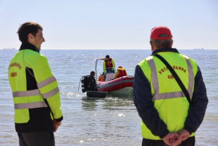 В Одесі водолази обстежують морське дно на пляжах міста (фото, відео)