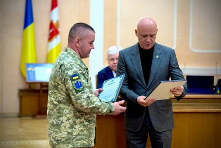 Мер Одеси та міськрада отримали подяку від військових за підтримку ЗСУ (фото)