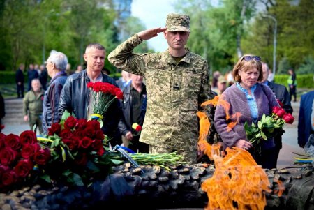 З нагоди Дня пам’яті та перемоги над нацизмом в Одесі поклали квіти до пам'ятника Невідомому матросу (фото)