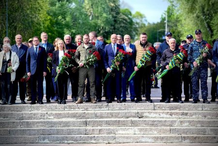З нагоди Дня пам’яті та перемоги над нацизмом в Одесі поклали квіти до пам'ятника Невідомому матросу (фото)