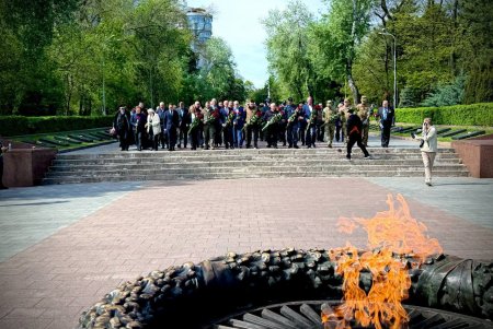 З нагоди Дня пам’яті та перемоги над нацизмом в Одесі поклали квіти до пам'ятника Невідомому матросу (фото)