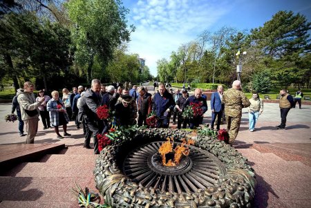 З нагоди Дня пам’яті та перемоги над нацизмом в Одесі поклали квіти до пам'ятника Невідомому матросу (фото)