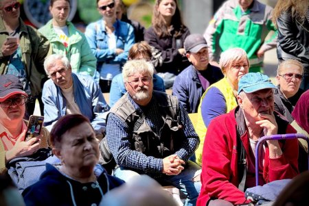 Мер Одеси зустрівся з мешканцями будинку, пошкодженого 1 травня внаслідок атаки (фото, відео)