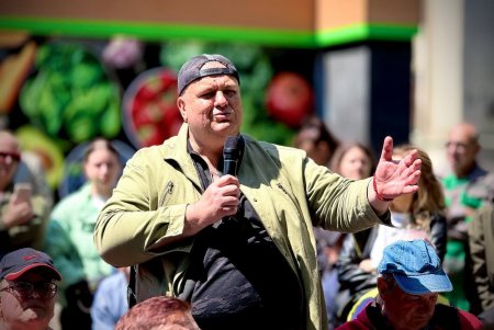 Мер Одеси зустрівся з мешканцями будинку, пошкодженого 1 травня внаслідок атаки (фото, відео)