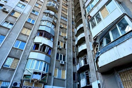 Мер Одеси зустрівся з мешканцями будинку, пошкодженого 1 травня внаслідок атаки (фото, відео)