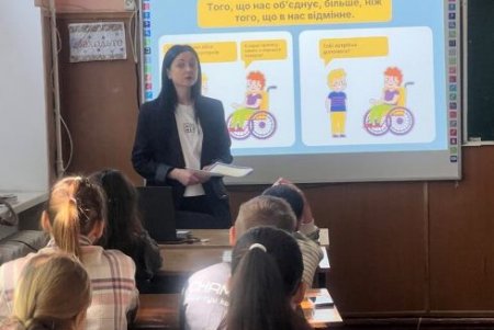 Одеських школярів знайомлять з основами безбар’єрності та правилами комунікації з особами з інвалідністю (фото)