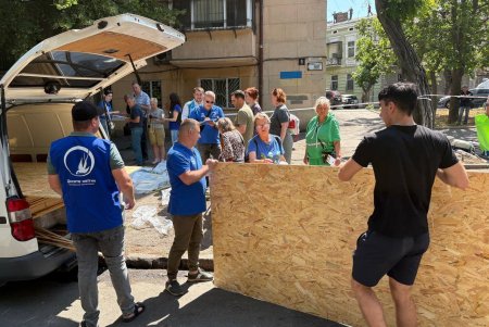 Постраждалі внаслідок атаки можуть звертатися за допомогою до оперативного штабу та Приморської райадміністрації