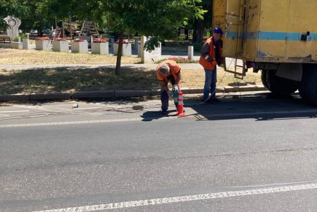 В Одесі встановлюють дорожні стовпчики-делініатори (фото) В Одесі встановлюють дорожні стовпчики-делініатори (фото)