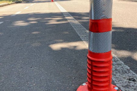 В Одесі встановлюють дорожні стовпчики-делініатори (фото) В Одесі встановлюють дорожні стовпчики-делініатори (фото)