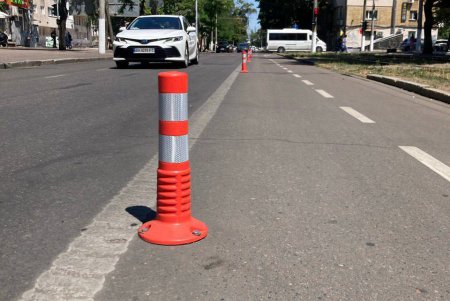 В Одесі встановлюють дорожні стовпчики-делініатори (фото) В Одесі встановлюють дорожні стовпчики-делініатори (фото)