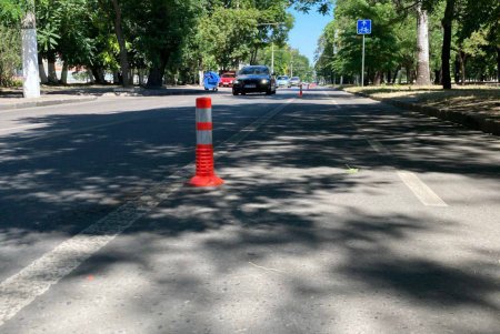 В Одесі встановлюють дорожні стовпчики-делініатори (фото) В Одесі встановлюють дорожні стовпчики-делініатори (фото)
