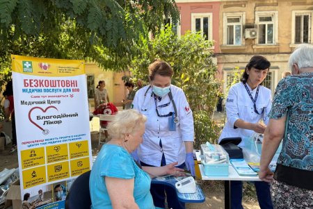 Комунальні служби ліквідовують наслідки ранкової атаки на Одесу (фото)