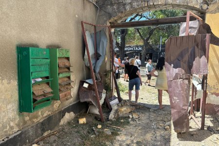 Комунальні служби ліквідовують наслідки ранкової атаки на Одесу (фото)