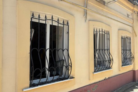 Комунальні служби ліквідовують наслідки ранкової атаки на Одесу (фото)