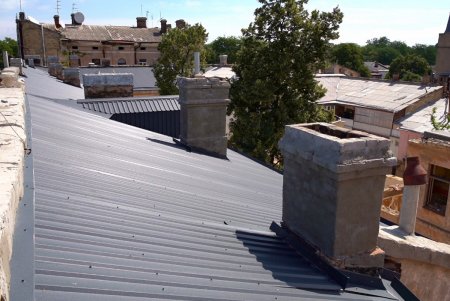 В Одесі розпочато відновлення житлового будинку, пошкодженого внаслідок обстрілів (фото, відео)