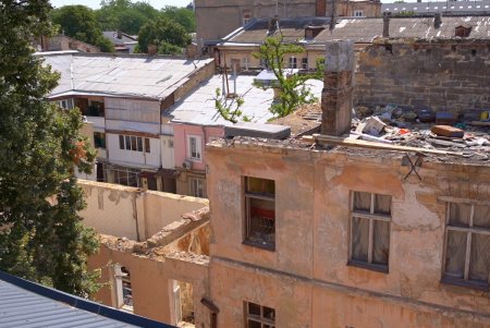 В Одесі розпочато відновлення житлового будинку, пошкодженого внаслідок обстрілів (фото, відео)