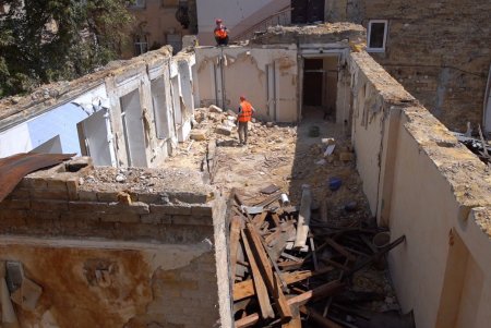 В Одесі розпочато відновлення житлового будинку, пошкодженого внаслідок обстрілів (фото, відео)