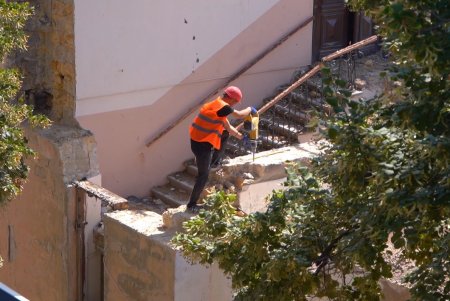 В Одесі розпочато відновлення житлового будинку, пошкодженого внаслідок обстрілів (фото, відео)