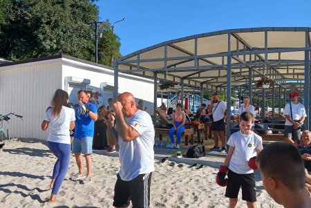 На інклюзивному пляжі Одеси провели відкрите тренування з боксу (фото)