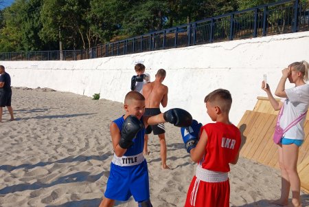 На інклюзивному пляжі Одеси провели відкрите тренування з боксу (фото)