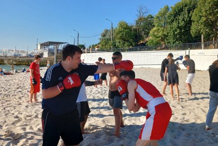 На інклюзивному пляжі Одеси провели відкрите тренування з боксу (фото)