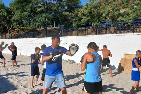 На інклюзивному пляжі Одеси провели відкрите тренування з боксу (фото)