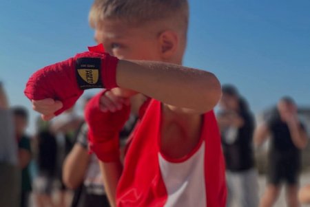 На інклюзивному пляжі Одеси провели відкрите тренування з боксу (фото)