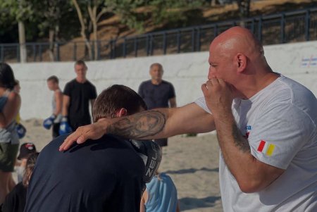 На інклюзивному пляжі Одеси провели відкрите тренування з боксу (фото)