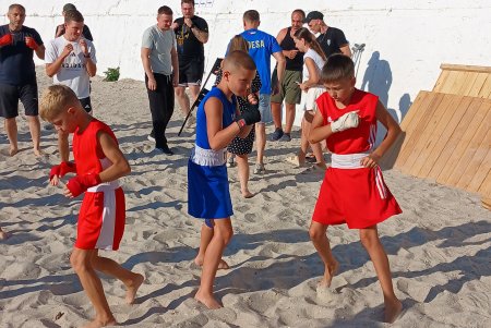 На інклюзивному пляжі Одеси провели відкрите тренування з боксу (фото)