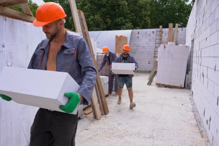 На проспекті Шевченка триває відновлення будинку після ракетного удару (фото, відео)