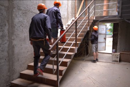 На проспекті Шевченка триває відновлення будинку після ракетного удару (фото, відео)