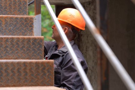 На проспекті Шевченка триває відновлення будинку після ракетного удару (фото, відео)