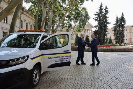 Мер Одеси передав спецавтомобіль Одеському інституту судових експертиз (фото, відео)