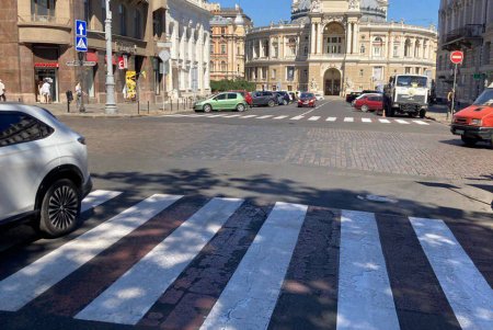 В Одесі триває відновлення дорожньої розмітки біля навчальних закладів (фото)