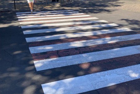 В Одесі триває відновлення дорожньої розмітки біля навчальних закладів (фото)