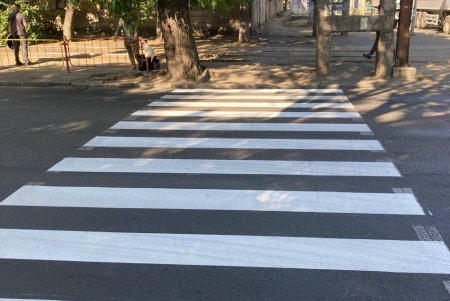 В Одесі триває відновлення дорожньої розмітки біля навчальних закладів (фото)