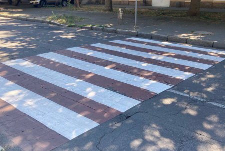 В Одесі триває відновлення дорожньої розмітки біля навчальних закладів (фото)