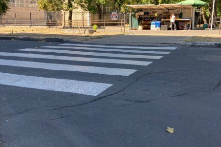 В Одесі триває відновлення дорожньої розмітки біля навчальних закладів (фото)