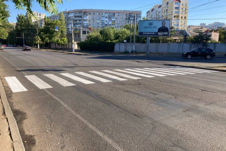 В Одесі триває відновлення дорожньої розмітки біля навчальних закладів (фото)