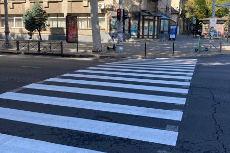 В Одесі триває відновлення дорожньої розмітки біля навчальних закладів (фото)