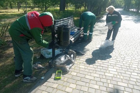 Озеленювачі відремонтували садові меблі, тренажери та гойдалку у сквері Академіка Корольова (фото)