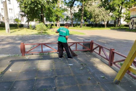 Озеленювачі відремонтували садові меблі, тренажери та гойдалку у сквері Академіка Корольова (фото)