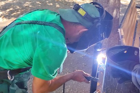 Озеленювачі відремонтували садові меблі, тренажери та гойдалку у сквері Академіка Корольова (фото)